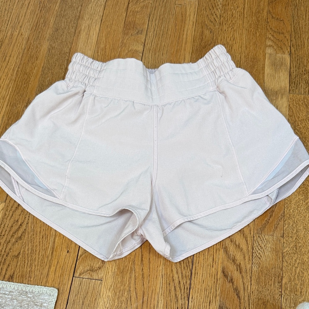 Lululemon Hotty Hot High Rise Lined 2.5" shorts- size 2